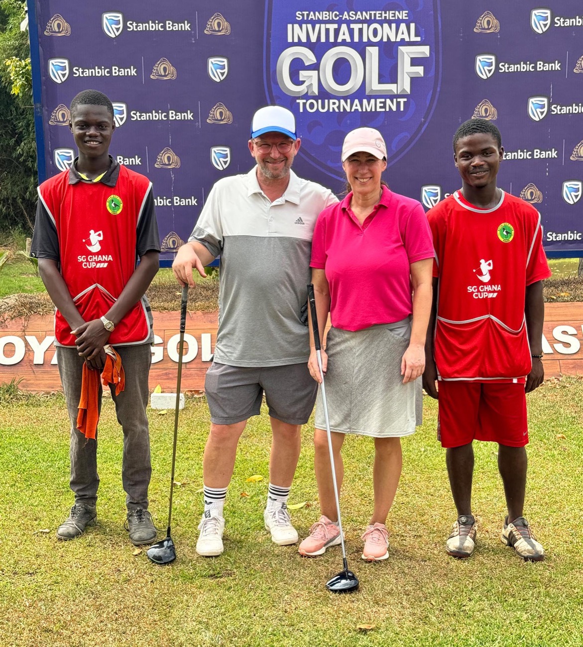 Michael und Inga Freitag mit zwei Caddies beim Stanbic-Asantehene Invitational in Kumasi