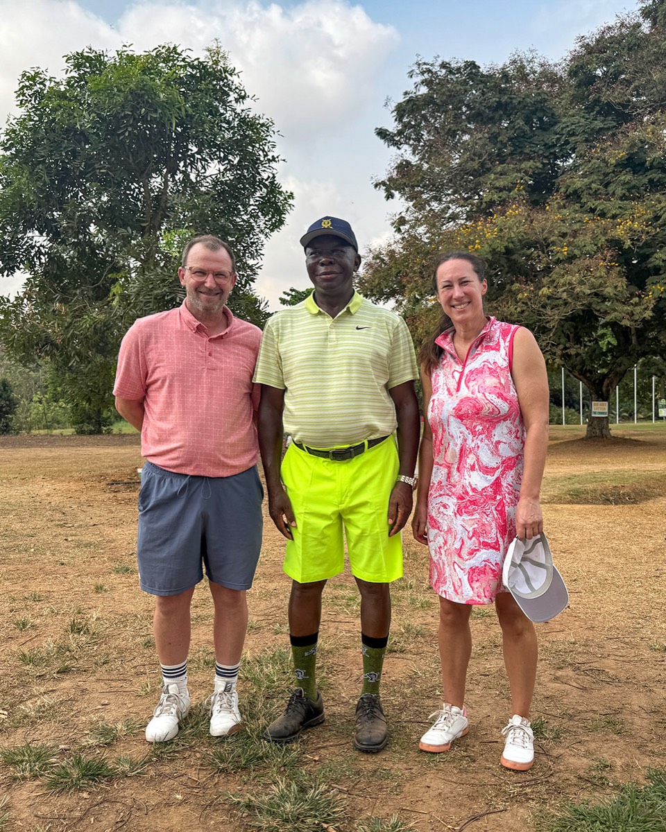 Michael und Inga Freitag mit Otumfuo Osei Tutu II., dem Asantehene, auf dem Golfplatz in Kumasi